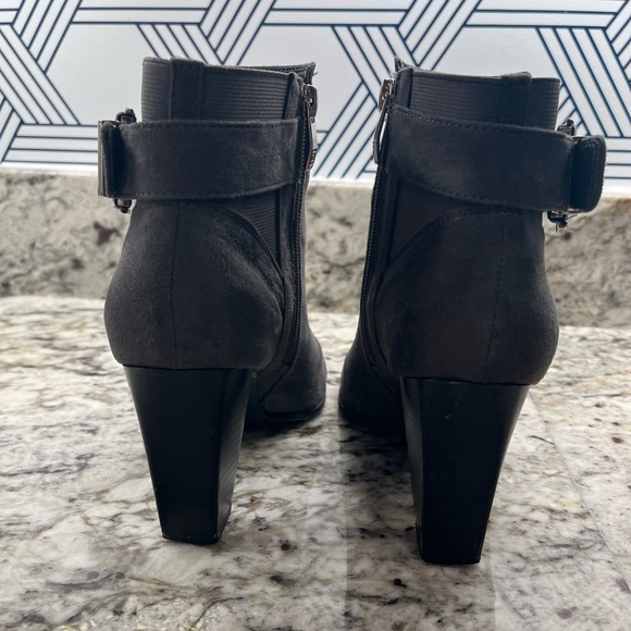 Liz Claiborne Temple Gray suede like stacked heel booties Size 9 1/2 - Picture 3 of 9